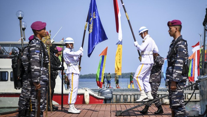 TNI AL Akan Kibarkan Bendera Merah Putih di Bawah Laut di 77 Lokasi Prajurit Korps Marinir membawa Bendera Merah Putih yang akan dikibarkan di bawah laut tiba di Pulau Putri, Kepulauan Seribu, Jakarta, Selasa (16/8/2022). TNI AL secara serentak akan melakukan upacara pengibaran bendera merah putih di bawah laut di 77 lokasi di sejumlah lokasi yang dilaksanakan pada tanggal 17 Agustus 2022 dalam rangka memeriahkan HUT Kemerdekaan RI ke-77. ANTARA FOTO/M Risyal Hidayat/foc.