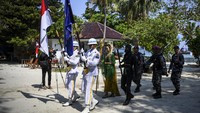 Sebanyak 886 penyelam dari Prajurit TNI AL, TNI & POLRI, Pemerintah Daerah, organisasi masyarakat, Klub selam, awak media dan masyarakat serentak akan berpatisipasi dalam pengibaran bendera bawah air ini, sekaligus untuk memecahkan rekor MURI. ANTARA FOTO/M Risyal Hidayat