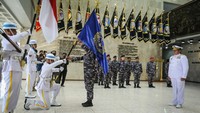 Para penyelam membawa bendera pada kedalaman kurang lebih 10 meter dengan susunan inspektur upacara, komandan upacara, pengibar bendera dan peserta upacara serta pengucapan Dirgahayu RI dari bawah laut. ANTARA FOTO/Asprilla Dwi Adha