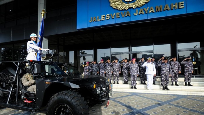 Kepala Staf Angkatan Laut (Kasal) Laksamana TNI Yudo Margono menyerahkan bendera merah putih kepada penyelam pengibaran bendera bawah laut di Gedung Utama, Mabesal, Cilangkap, Jakarta, Selasa (16/8/2022). Penyerahan bendera tersebut sebagai proses dalam pengibaran bendera merah putih di bawah laut yang dilaksanakan pada tanggal 17 Agustus 2022 dalam rangka memeriahkan HUT Kemerdekaan RI ke-77. ANTARA FOTO/Asprilla Dwi Adha/hp.