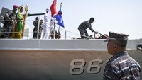 Prajurit Korps Marinir membawa Bendera Merah Putih yang akan dikibarkan di bawah laut tiba di Dermaga Pulau Putri, Kepulauan Seribu, Jakarta, Selasa (16/8/2022). ANTARA FOTO/M Risyal Hidayat