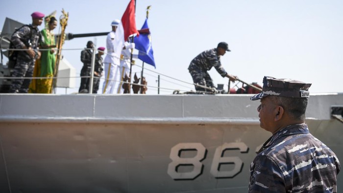 TNI AL Akan Kibarkan Bendera Merah Putih di Bawah Laut di 77 Lokasi Prajurit Korps Marinir membawa Bendera Merah Putih yang akan dikibarkan di bawah laut tiba di Pulau Putri, Kepulauan Seribu, Jakarta, Selasa (16/8/2022). TNI AL secara serentak akan melakukan upacara pengibaran bendera merah putih di bawah laut di 77 lokasi di sejumlah lokasi yang dilaksanakan pada tanggal 17 Agustus 2022 dalam rangka memeriahkan HUT Kemerdekaan RI ke-77. ANTARA FOTO/M Risyal Hidayat/foc.