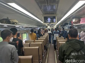 Penumpang KA dan Pesawat di Surabaya Khidmat Ikuti Detik-detik Proklamasi