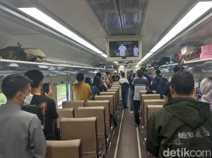 Momen khidmat penumpang di stasiun Gubeng Surabaya saat detik-detik Proklamasi