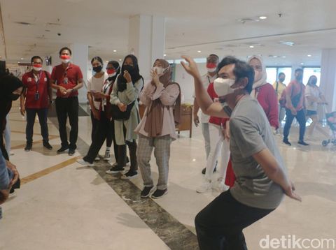 Momen khidmat penumpang di stasiun Gubeng Surabaya saat detik-detik Proklamasi