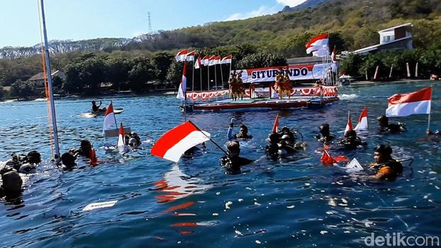 Upacara bendera di dasar laut di Pasir Putih Bondowoso pada HUT ke-77 RI