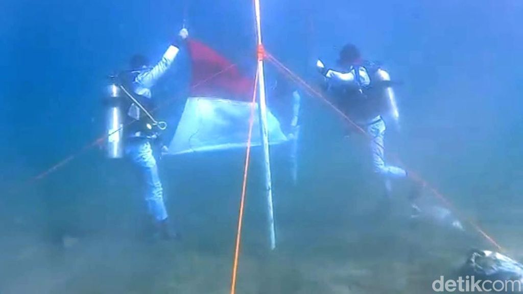 Khidmatnya Upacara Bendera di Dasar Laut Pasir Putih Situbondo