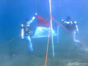 Khidmatnya Upacara Bendera di Dasar Laut Pasir Putih Situbondo