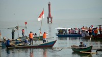Upacara bendera tersebut digelar Pokdarwis Gunung Padang bersama nelayan dan Koalisi Masyarakat Peduli Batang Arau dalam rangka memperingati HUT Kemerdekaan RI ke-77 sekaligus mengkampanyekan kebersihan muara dan sungai. (Iggoy el Fitra/Antara Foto)