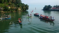 Sejumlah nelayan dan warga mengikuti upacara pengibaran Bendera Merah Putih di Muaro Sungai Batang Arau, Padang, Sumatera Barat, Rabu (17/8/2022). (Iggoy el Fitra/Antara Foto)