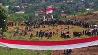 Masyarakat Samin mewarisi budaya tani dan tinggal mengelompok di daerah tertentu. Dikenal sebagai masyarakat yang tertutup, sebagian besar dari mereka tinggal di Dusun Tambak, kurang lebih 40 kilometer dari Kabupaten Blora, Jawa Tengah. Namun, selama lebih dari satu dasawarsa, ada suku Samin yang menyebar sampai ke luar wilayah Blora, seperti di Kabupaten Kudus, Pati, Grobogan, Rembang, Bojonegoro, dan Ngawi. 