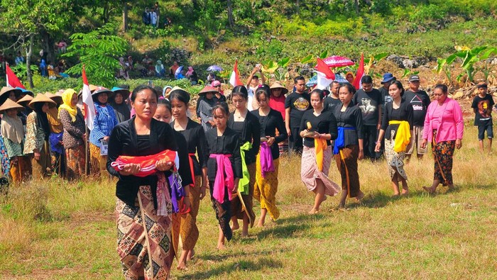 UPACARA BENDERA WARGA PENGANUT AJARAN SAMIN Warga mengikuti upacara bendera di kawasan Pegunungan Kendeng, Desa Kedumulyo, Pati, Jawa Tengah, Rabu (17/8/2022). Upacara di atas perbukitan Pegunungan Kendeng yang diikuti ratusan warga Sedulur Sikep atau penganut ajaran Samin Surosentiko tersebut untuk memperingati HUT ke-77 RI. ANTARA FOTO/Yusuf Nugroho/rwa.
