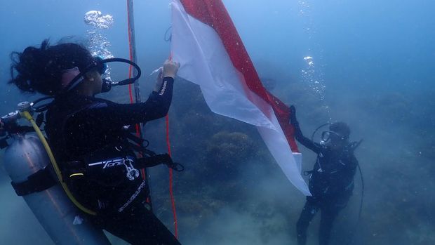 Upacara di KRI Siwar dan penanaman terumbu karang (Bahtiar/detikcom) dan pengibaran bendera di bawah laut (istimewa).