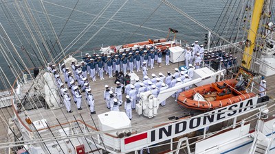 Suasana Upacara HUT Ke-77 RI di Atas Kapal KRI Bima Suci