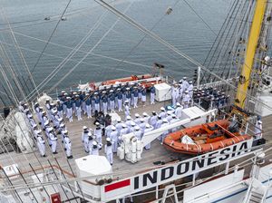 Suasana Upacara HUT Ke-77 RI di Atas Kapal KRI Bima Suci