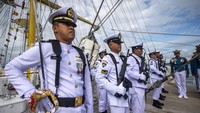 Sebagian dari anggota KRI Bima Suci membawa senjata di tangannya.
