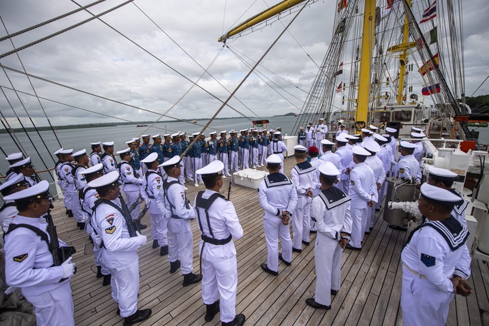 Awak KRI Bima Suci-945 bersama Taruna Akademi Angkatan Laut (AAL) Tingkat III Angkatan ke-69 melaksanakan upacara peringatan HUT ke-77 Kemerdekaan RI di atas geladak KRI Bima Suci-945 di dermaga Lanal Tual di Tual, Maluku, Rabu (17/8/2022). Upacara yang diikuti oleh Perwira dan Awak Kapal KRI Bima Suci-945 serta Taruna Akademi Angkatan Laut (AAL) Tingkat III Angkatan ke-69  tersebut dalam rangka memperingati dan merayakan HUT ke-77 Kemerdekaan Republik Indonesia. ANTARA FOTO/Nova Wahyudi/rwa.