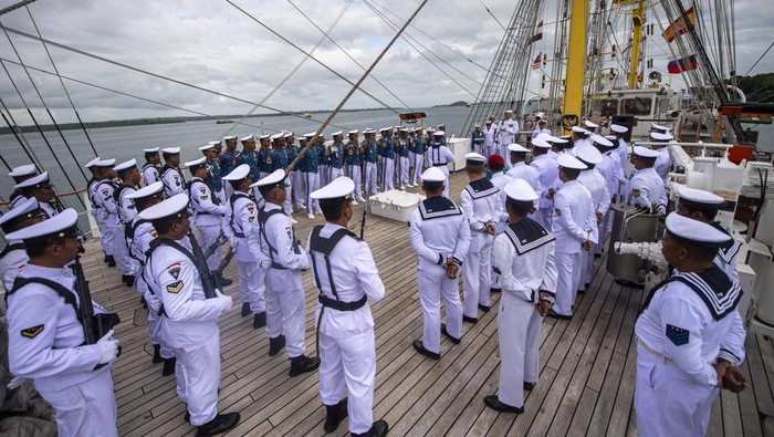 UPACARA HUT KE-77 KEMERDEKAAN RI DI GELADAK KRI BIMA SUCI Awak KRI Bima Suci-945 bersama Taruna Akademi Angkatan Laut (AAL) Tingkat III Angkatan ke-69 melaksanakan upacara peringatan HUT ke-77 Kemerdekaan RI di atas geladak KRI Bima Suci-945 di dermaga Lanal Tual di Tual, Maluku, Rabu (17/8/2022). Upacara yang diikuti oleh Perwira dan Awak Kapal KRI Bima Suci-945 serta Taruna Akademi Angkatan Laut (AAL) Tingkat III Angkatan ke-69 tersebut dalam rangka memperingati dan merayakan HUT ke-77 Kemerdekaan Republik Indonesia. ANTARA FOTO/Nova Wahyudi/rwa.