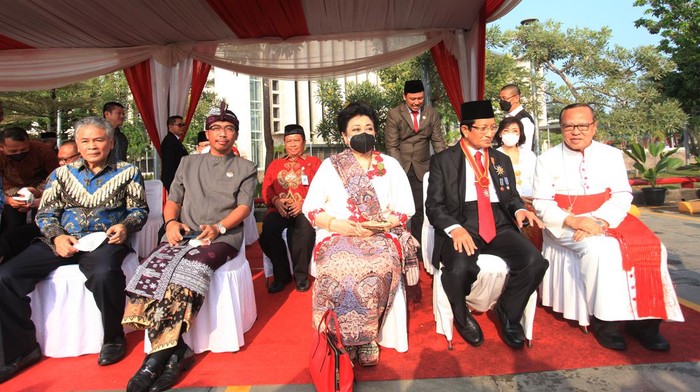 UPACARA HUT KE-77 KEMERDEKAAN RI LINTAS AGAMA Imam Besar Masjid Istiqlal Nasaruddin Umar (kedua kanan) bersama para tokoh lintas agama lainnya Sekretaris Umum Pengurus Harian Parisada Hindu Dharma Indonesia (PHDI) Pusat I Ketut Budiasa (kedua kiri), Ketua Umum Perwakilan Umat Budha Indonesia Hartati Murdaya (tengah) dan Ketua Konferensi Waligereja Indonesia (Katolik) Kardinal Mgr. Ignatius Suharso (kanan) berbincang disela upacara HUT ke-77 RI di kawasan Masjid Istiqlal, Jakarta, Rabu (17/8/2022). Upacara Peringatan Hari Kemerdekaan ke-77 Republik Indonesia Tahun 2022 tersebut diikuti sejumlah pengelola masjid Istiqlal, pelajar dan sejumlah tokoh lintas agama. ANTARA FOTO/Reno Esnir/rwa. *** Local Caption ***