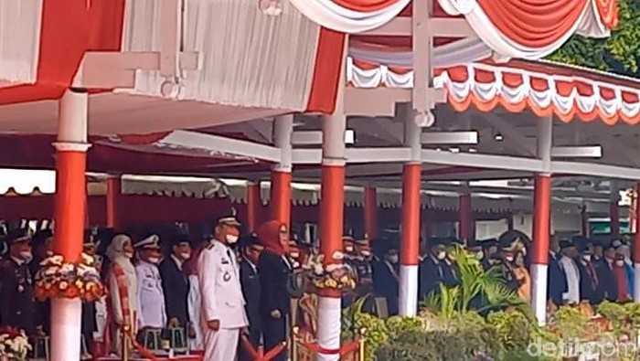 Gubernur Sulawesi Selatan Andi Sudirman Sulaiman menjadi inspektur upacara HUT ke-77 RI