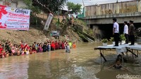 Meski upacara peringatan HUT ke 77 RI dari atas sungai, warga tetap antusias. (Kartika Sari/detikSumut)