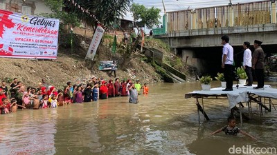Potret Warga Medan Upacara HUT ke-77 RI di Atas Sungai Deli