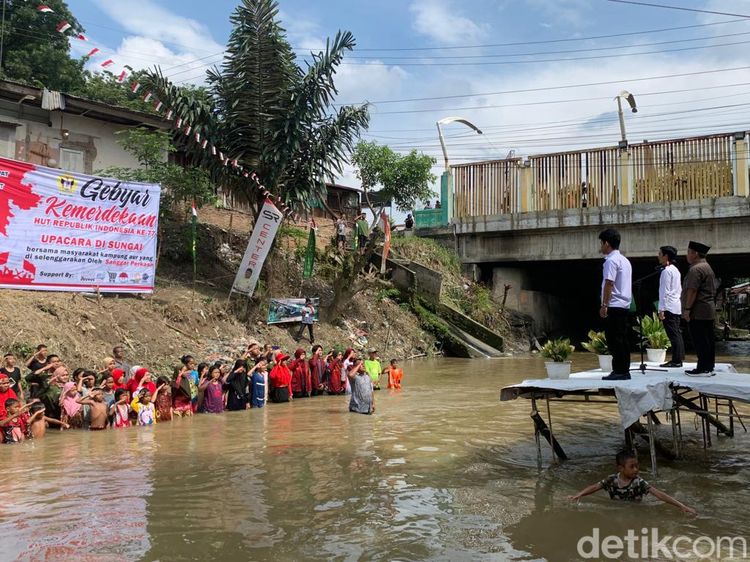 Potret Warga Medan Upacara HUT ke-77 RI di Atas Sungai Deli