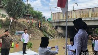 Anggota DPRD Medan dari Fraksi PKS Syaiful Ramadhan saat memimpin Upacara HUT ke 77 RI di atas Sungai Deli. Upacara peringatan HUT RI di atas sungai ini merupakan agenda rutin setiap tahun. (Kartika Sari/detikSumut)