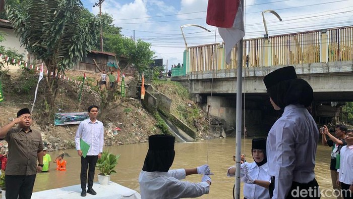 Upacara HUT ke 77 RI di atas Sungai Deli Medan Upacara