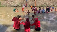 Warga terlihat antusiat saat akan mengikuti Upacara HUT ke 77 RI di atas Sungai Deli Medan. Sejumlah bocah pun terlihat ikut meramaikan upacara peringatan detik-detik proklamasi itu. (Kartika Sari/detikSumut)