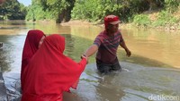 Warga saling tolong menolong untuk bisa menuju arena yang menjadi upacara HUT ke-77 RI. (Kartika Sari/detikSumut)