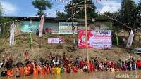 Warga Kampung Aur Medan punya cara tersendiri memperingati kemerdekaan RI. Mereka menggelar upacara detik-detik proklamasi di atas Sungai Deli Medan. (Kartika Sari/detikSumut).