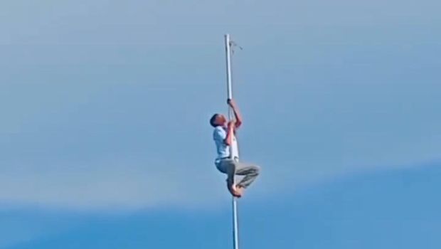 Aksi heroik salah seorang siswa memanjat tiang bendera karena tali putus saat Upacara HUT ke-77 RI di Deli Serdang, Sumut (Tangkapan layar video viral)