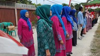Ibu PKK, anak sekolah, pemuda setempat mahasiswa KKN Universitas Riau mengikuti upacara yang dipimpin Nurhadi. (Raja Siregar/detikSumut)