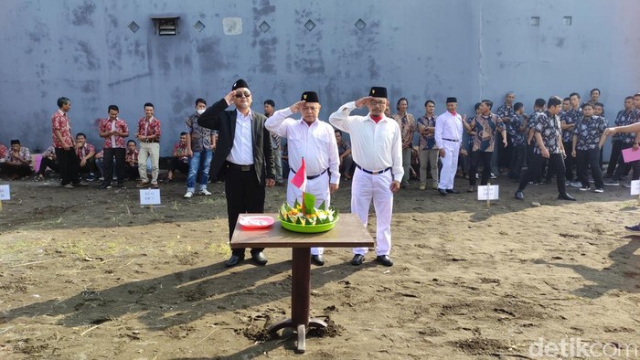 Upacara HUT ke-77 RI diikuti mantan napi teroris sebagai inspektur di Bangetayu Kulon RW 11 Kota Semarang, Rabu (17/8/2022).
