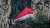 Atlet panjat tebing FPTI, anggota Mahapeka serta berbagai komunitas panjat tebing mengibarkan bendera raksasa saat upacara kemerdekaan di Geotheater Tebing Hawu, Padalarang, Kabupaten Bandung Barat, Jawa Barat, Rabu (17/8/2022).