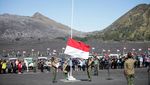 Syahdu! Suku Tengger Gelar Upacara HUT RI ke-77 di Gunung Bromo