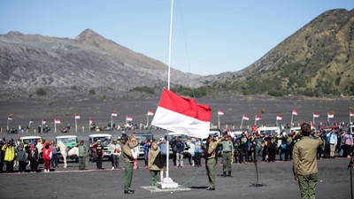 Syahdu! Suku Tengger Gelar Upacara HUT RI ke-77 di Gunung Bromo