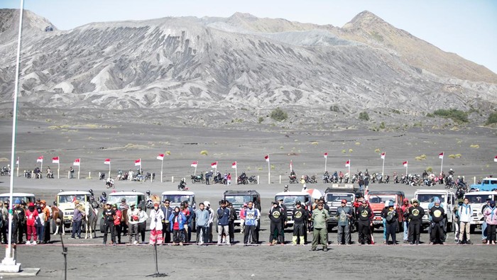 UPACARA KEMERDEKAAN INDONESIA DI GUNUNG BROMO Masyarakat Suku Tengger bersama pengunjung mengikuti upacara bendera 17 Agustus di Kawasan Gunung Bromo, Probolinggo, Jawa Timur, Rabu (17/8/2022). Upacara yang dilaksanakan dikawasan tersebut untuk memperingati HUT ke-77 Kemerdekaan RI yang mengangkat tema Pulih Lebih Cepat, Bangkit Lebih Kuat. ANTARA FOTO/Umarul Faruq/rwa.