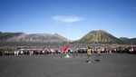 Syahdu! Suku Tengger Gelar Upacara HUT RI ke-77 di Gunung Bromo