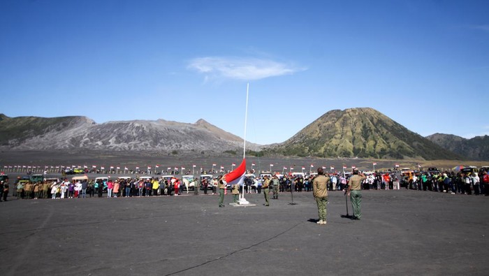 Masyarakat Suku Tengger bersama pengunjung mengikuti upacara bendera 17 Agustus di Kawasan Gunung Bromo, Probolinggo, Jawa Timur, Rabu (17/8/2022). Upacara yang dilaksanakan dikawasan tersebut untuk memperingati HUT ke-77 Kemerdekaan RI yang mengangkat tema Pulih Lebih Cepat, Bangkit Lebih Kuat. ANTARA FOTO/Umarul Faruq/rwa.