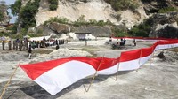 Pengibaran bendera raksasa dengan panjang 100 meter tersebut diikuti puluhan warga dari sejumlah organisasi untuk memperingati HUT ke-77 Kemerdekaan RI. (Rizal Hanafi/Antara Foto)