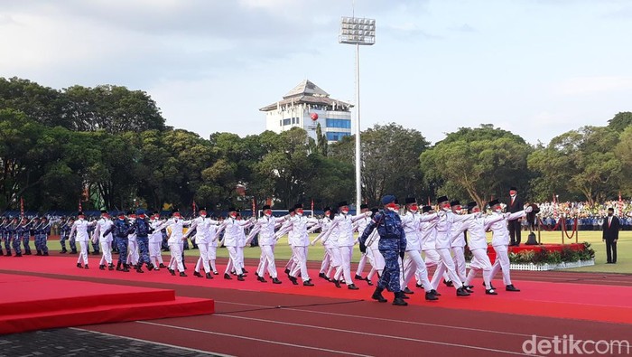 Upacara penurunan bendera di Stadion Sriwedari Solo, Rabu (17/8/2022).