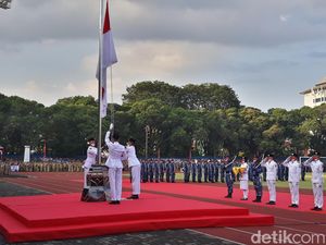 Leganya Paskibra Solo Sukses Turunkan Merah Putih yang Sempat Gagal Berkibar