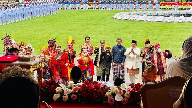 Upacara Peringatan Hari Ulang Tahun (HUT) ke-77 Kemerdekaan Republik Indonesia di Istana Merdeka, Jakarta, pada Rabu, 17 Agustus 2022, tidak hanya berlangsung khidmat, tapi juga meriah. Selain dimeriahkan kirab budaya, atraksi kesenian, dan deretan baju adat yang dikenakan para undangan, upacara juga dimeriahkan oleh penampilan penyanyi cilik yang sedang hit, Farel Prayoga. (Laily Rachev - Biro Pers Sekretariat Presiden)
