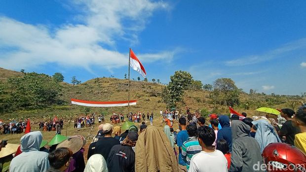 Upacara rakyat peringati hari Kemerdekaan Indonesia di Lereng Kendeng, Pati, Rabu (17/8/2022).