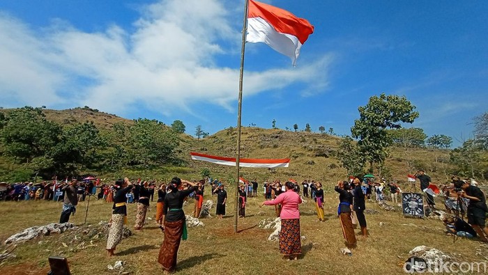 Upacara rakyat peringati hari Kemerdekaan Indonesia di Lereng Kendeng, Pati, Rabu (17/8/2022).