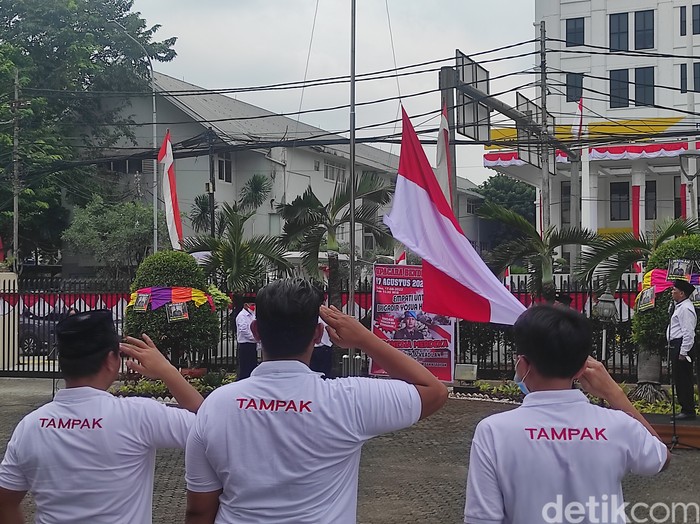 Upacara yang digelar oleh TAMAK di sekitar halaman Gedung YARNATI, Jl Proklamasi, Jakarta Pusat, 17 Agustus 2022. (Azhar/detikcom)