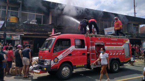 Upaya pemadaman api pada lantai dua toko banten di komplek Pasar Bajera, Desa Bajera, Kecamatan Selemadeg, pada Rabu (17/8/2022).