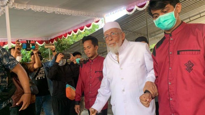 Ustaz Abu Bakar Baasyir mengikuti upacara HUT ke-77 RI di Ponpes Ngruki.